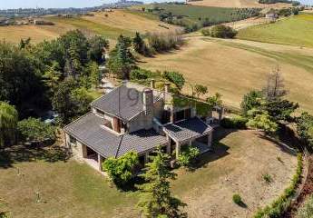 Elegante Villa mit Meerblick in der bezaubernden Hügellandschaft der Marken