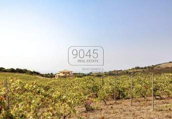 Exklusives Anwesen mit Boutique-Weingut und Meerblick an der mittleren Westküste Sardiniens - Italien