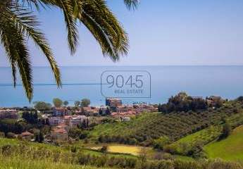 Villa mit atemberaubenden Meerblick und 8ha Land in Roseto - Abruzzen