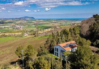 Zeitgemäße Landvilla in nachhaltiger Holzbauweise mit Panoramablick bei Potenza Picena – Marken