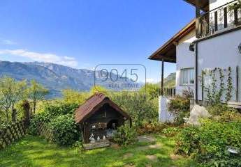 Großzügige Villa mit Privatgarten, unabhängiger Dependance und Gemeinschaftspool in ruhiger Lage in Buchholz / Salurn - Südtirol