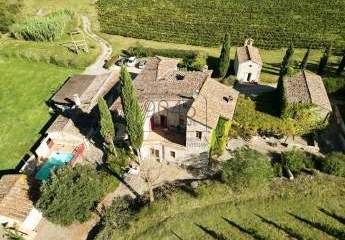 Toskanisches Borgo mit Weinbergen im Herzen der Hügel von Siena - Toskana
