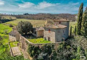 Historisches Schloss mit 61 Hektar Wein- und Landwirtschaft im Chianti - Toskana