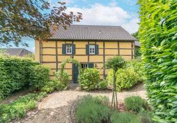 Stilvoll wohnen im Denkmalhaus mit Gartenidylle
