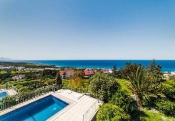 Villa zum Verkauf mit spektakulärem Blick auf die Berge und das Meer