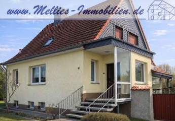 Dieses Einfamilienhaus ist in Massivbauweise mit viel Nebengebäude