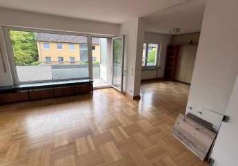 Stilvolle 4-5 Zimmer-Eigentumswohnung mit zwei Balkonen, zusätzlichem Dachgeschosszimmer, Garage und Gartenbereich