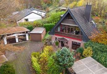Wohnen mitten in der Natur - Einfamilienhaus mit viel Charme, Naturgarten, Sauna und Garagen in Breitscheid - Gersthahn!
