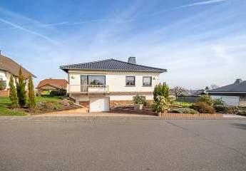 Wohnglück auf einer Ebene - Bungalow mit Garage - Garten - Balkon in top Lage von Krunkel