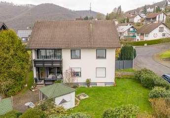 Mehrfamilienhaus - 3 Wohnungen - 3 Garagen - Garten - gute Lage von Roßbach-Wied!
