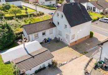 Zweifamilienhaus mit Garage, Innenhof und großem Grundstück in Oberlahr!