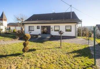 Hier blüht das Familienleben! Großzügiges Haus mit Garten, Garage & Möglichkeiten in Willroth