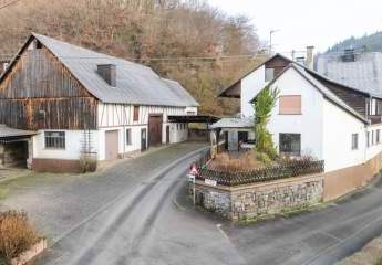 Großzügige Scheune mit Fachwerkhaus + Anbau. Sanierung mit Substanz und Spielraum in Roßbach-Wied!