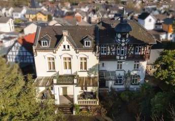 Villenanwesen in Rheinlage -modernisiert- mit parkähnlichem Grundstück und Nebenhaus - große Garage