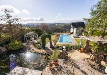 Exklusives Wohnhaus mit Einliegerwohnung mit Weitblick, Außenpool und Saunahaus in Hochscheid!