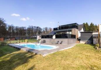 Urlaubsfeeling!!! TOP Modernes Familienhaus mit Garage, Pool und Badehaus in Breitscheid
