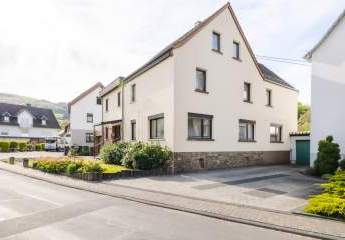 Großes Wohnhaus mit Garage, Garten und Zugang zum Fockenbach: Viel Raum für Ideen in Niederbreitbach