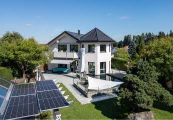 LUXUS-ZWEIFAMILIENHAUS MIT AUFZUG, SAUNA, GARTEN, GARAGEN & KOI-BECKEN