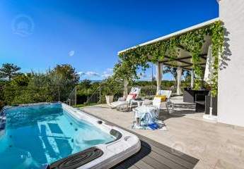 GELEGENHEIT! Neue freistehende Villa mit offenem Meerblick inmitten der Natur!