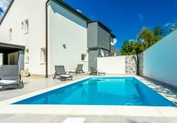 Moderne Maisonette-Wohnung mit Pool- und Meerblick, nur 100 m vom Meer entfernt!