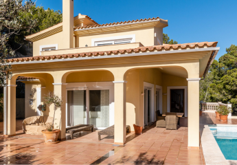 Mediterrane Villa mit Swimmingpool, Garage und Meerblick