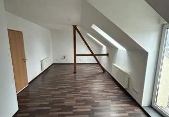 Gemütliche DG 2-Zimmer mit Laminat, Wanne, Dusche und Balkon in ruhiger Lage