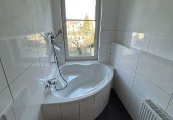 Kompakte 3-Zimmer mit Laminat, Balkon und Eckwanne in guter Lage