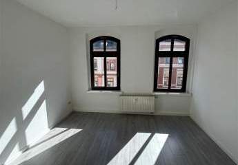 Helle 2-Zimmer mit Laminat und Dusche in zentraler Lage! EBK mgl.