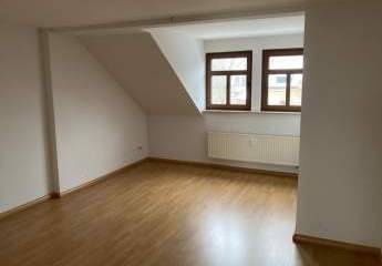 Großzügige DG 2-Zimmer mit Laminat, Balkon und Wannenbad in zentraler Lage! SP mgl.