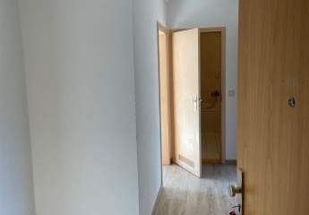 Erstbezug nach Renov.! Gemütliche 3-Zimmer mit Laminat, Stellplatz und Wannenbad in ruhiger Lage