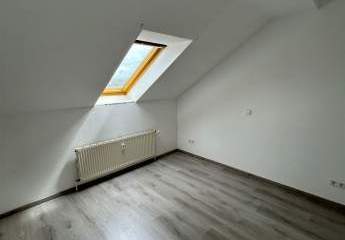 *** Gemütliche DG 3-Zimmer mit Wannenbad und Parkett im Zentrum! ***