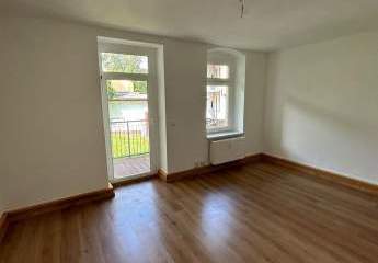 Großzügige 2-Zimmer mit Laminat, Wannenbad und Balkon in guter Lage! EBK mgl.