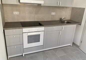 Zweitbezug nach Sanierung! Großzügige 3-Zimmerwohnung mit Laminat, Balkon, Wanne und Einbauküche!