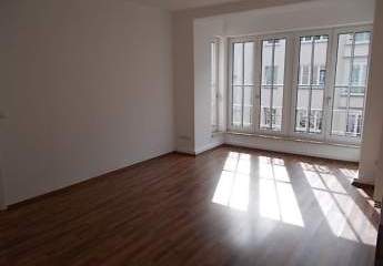 *** 2-Zimmer mit Laminat und Wannenbad in guter Lage ***
