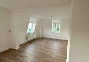 Großzügige 4-Zimmer mit neuem Laminat und 2xWannenbad guter Lage!