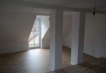 Gemütliche DG 2-Zimmer mit Laminat, Balkon, EBK und Wannenbad in ruhiger Lage!