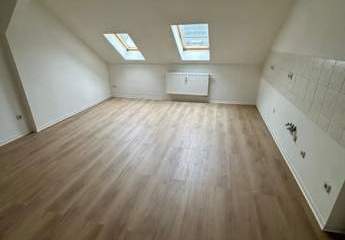 Großzügige DG 2-Zimmer mit Laminat, offener Küche und Wannenbad! EBK mgl.