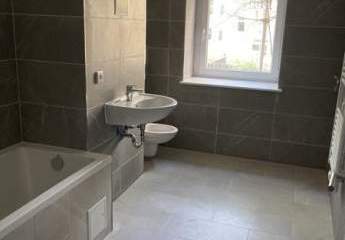 Zweitbezug! Großzügige 2-Zimmerwohnung mit Laminat, Balkon, Wanne und Einbauküche!