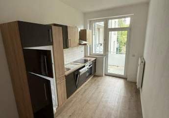 Großzügige 3-Zimmer mit Laminat, Wanne, Balkon, EBK und Stellplatz!