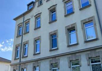 Großzügige 2-Zimmer mit EBK, Laminat, Stellplatz, Balkon und Wanne in zentraler Lage!