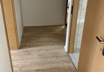 Große 3-Zimmer mit neuem Laminat und Wannenbad in guter Lage! EBK mgl.
