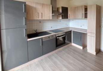 Helle 2-Zimmer mit 27 m²-WoZi, Wannenbad, EBK, Abstellraum und Riesenbalkon!