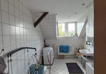 Gemütliche DG 1-Zimmer mit Laminat in zentraler Lage