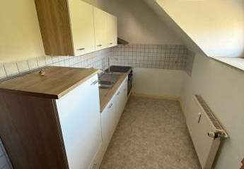 * Großzügige DG 1-Zimmer mit Laminat, EBK und Wannenbad in guter Lage!