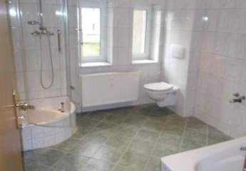 *Supergünstige 2-Zimmer mit Laminat, Dusche und Wanne in idyllischer Lage!*