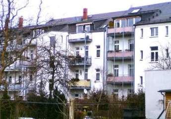 Günstige und DG 3-Zimmer mit Wanne, Abstellraum, Balkon und Laminat in guter Lage!