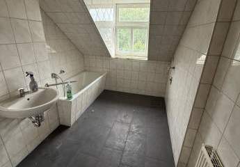Großzügige DG 2-Zimmer mit Laminat, eigener Dachboden und Wanne in Zentrumsnähe