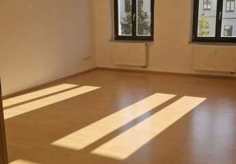 Große 3-Zimmer mit Balkon, Laminat, Stellplatz, AR, Dusche und Wanne in ruhiger Lage!