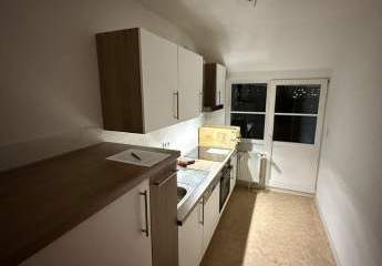 Großzügige 2-Zimmer mit neuem Laminat, EBK, Wannenbad & Balkon in ruhiger Lage!