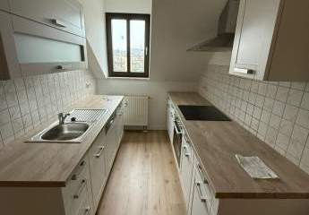 Große 3-Zimmer Maisonette mit Einbauküche, zwei Bädern, Stellplatz und Laminat in ruhiger Lage!